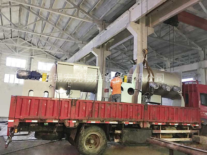 螺帶混合機裝車發貨